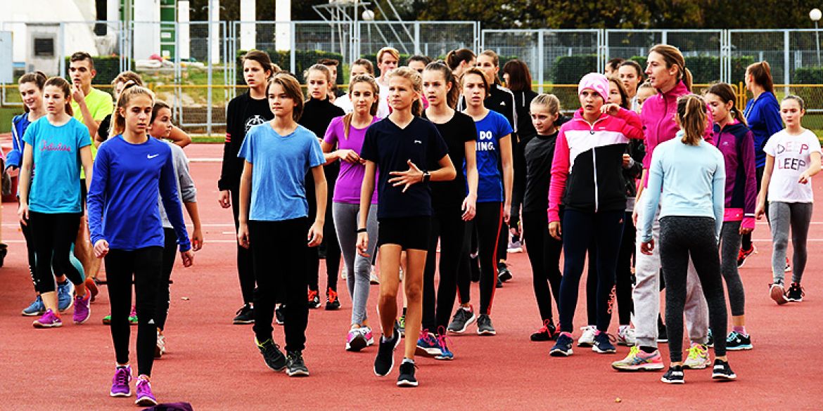 Velika skupina mladih Agramera i Agramerki