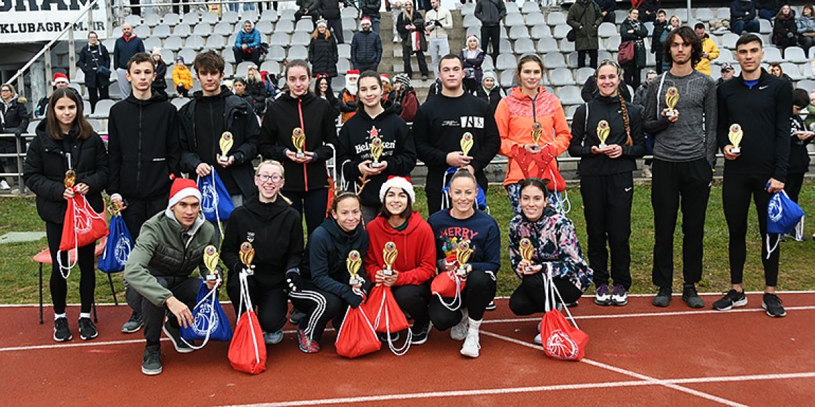 Svi prisutni na okupu