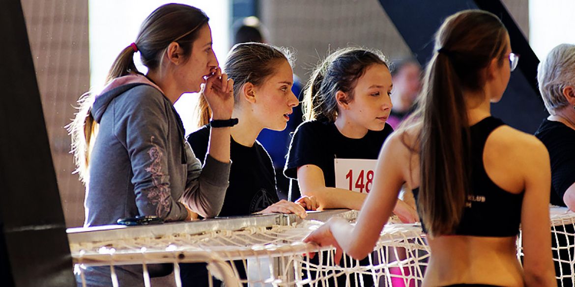 Trenerica Žalac sa Sokol i Pišćetek, u pozadini Sajko