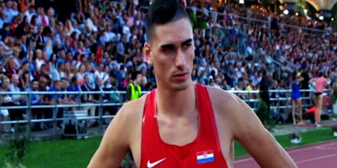 Marino Bloudek pred zagrebačkom stadionu