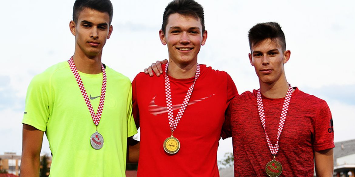 Krešo - Dubajić - Vuković na postolju