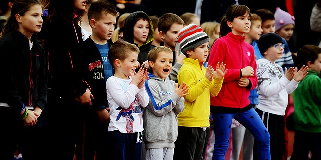 Uzbuđena djeca navijaju na utrkama