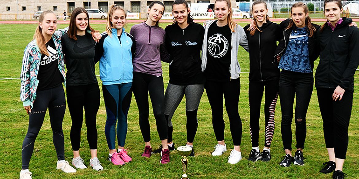 Dio kadetkinja na okupu