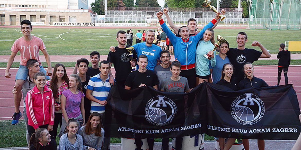 Dio ekipe na ceremoniji proglašenja najboljih ekipa