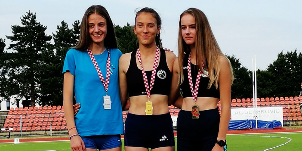 Zlatna Lorena Bartaković uz brončanu Jonu Tomić