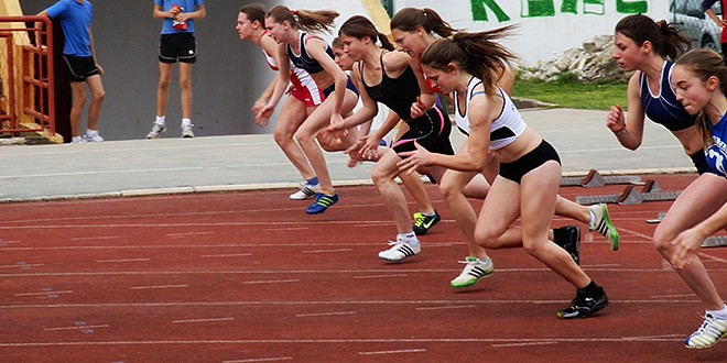 Start jedne od skupina kadetkinja na 100m s Dorom Filipović