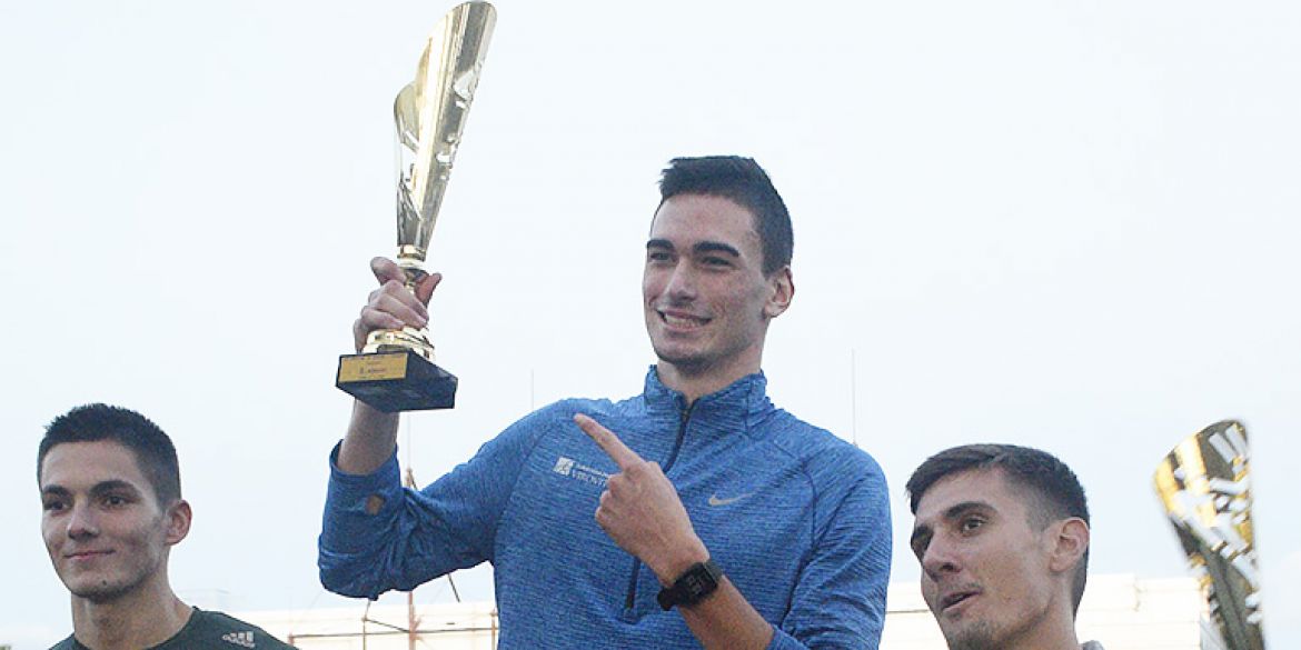 Europski juniorski prvak primio je trofej kao potvrdu najbolje ekipe seniora