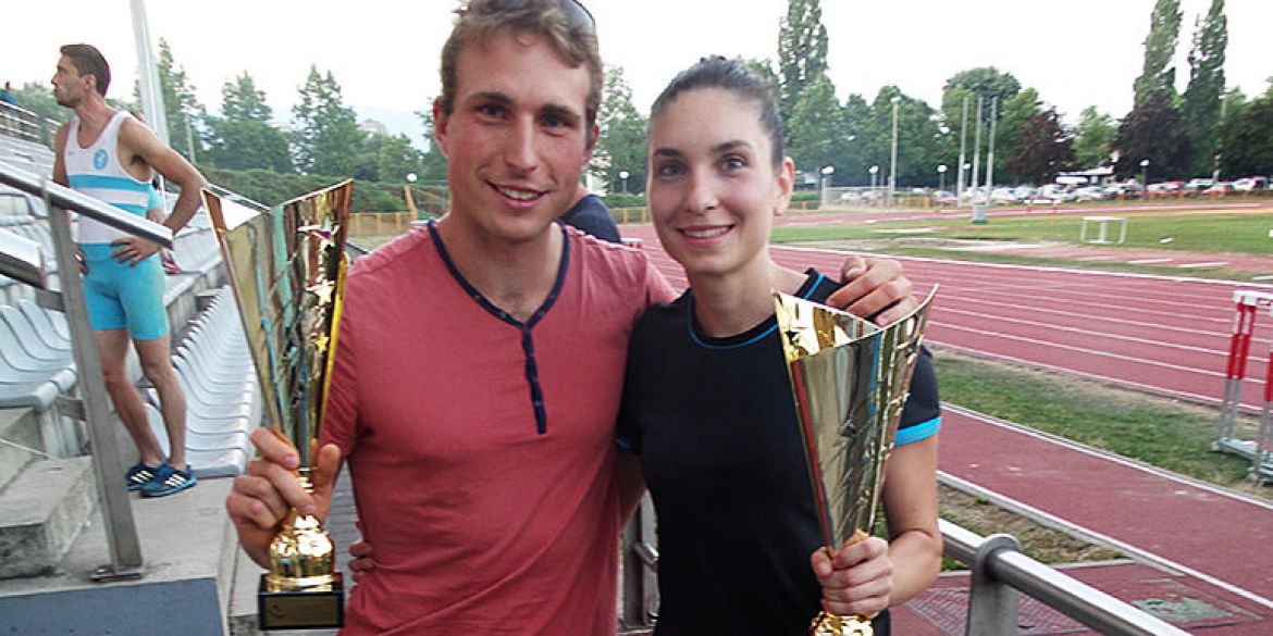 Yann Senjarić i Matea Matošević s osvojenim ekipnim trofejima za 2. mjesto