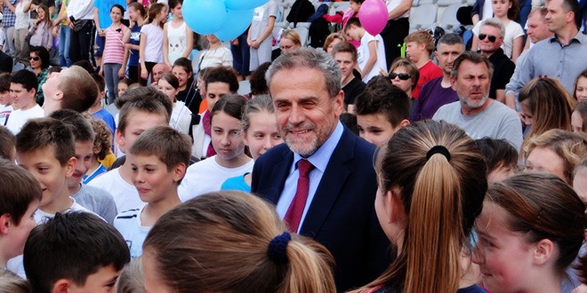 Oduševljeni gradonačelnik Milan Bandić s učenicama i učenicima