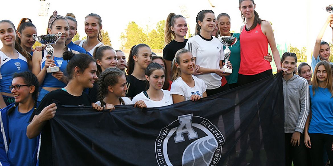 Dio juniorki na jednom od preuzimanja pobjedničkog trofeja