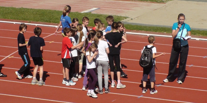 Natjecatelji i natjecateljke na okupu prije utrka